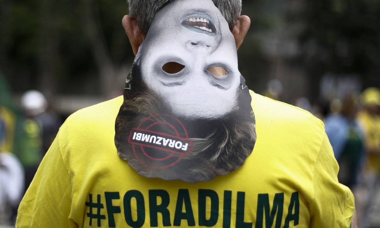 Mascara da presidente Dilma nos protestos em São Paulo Foto: Miguel Schincariol / AFP
