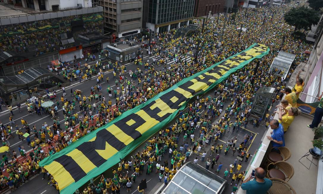 Manifestantes pede o impeachment de Dilma na Av. Paulista Foto: Foto Marcos Alves / Agência O Globo