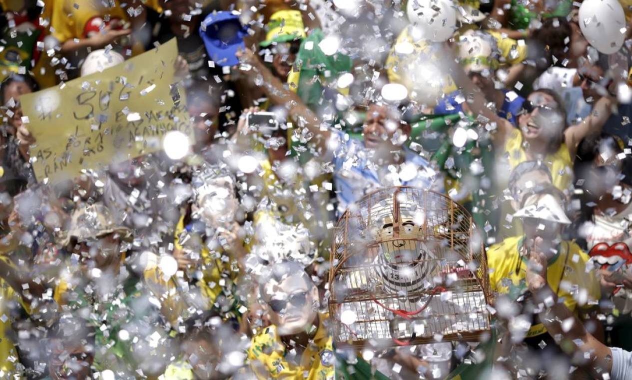 Chuva de papel picado em Brasilia Foto: UESLEI MARCELINO / REUTERS