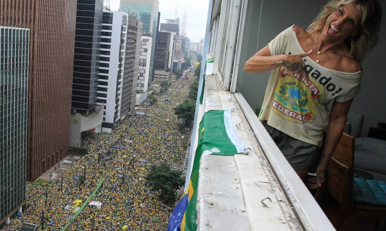Manifestação a favor do impeachment ocupa toda a Av. Paulista Foto: Marcos Alves / Agência O Globo