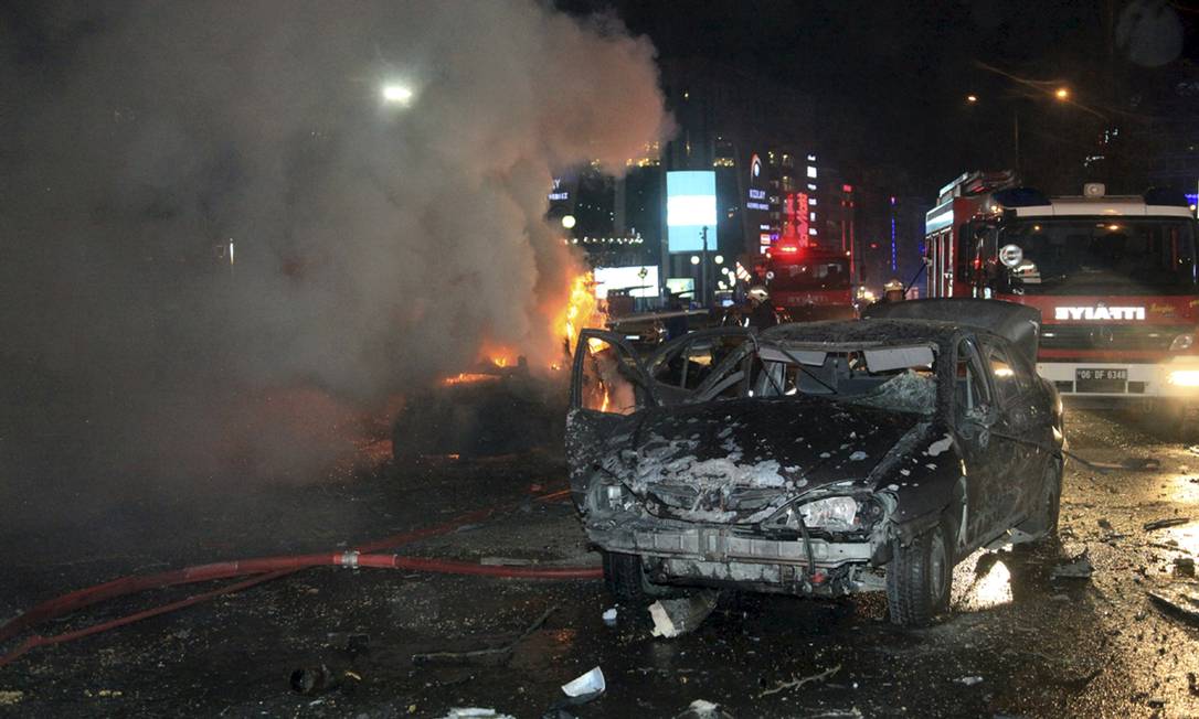 Veículo pega fogo após ataque com carro-bomba em Ancara Foto: Mehmet Ozer / REUTERS