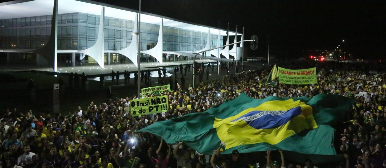 Manifestantes pró-impeachment e contra a posse de Lula como ministro fizeram ato em frente ao Palácio do Planalto Foto: Michel Filho / Agência O Globo