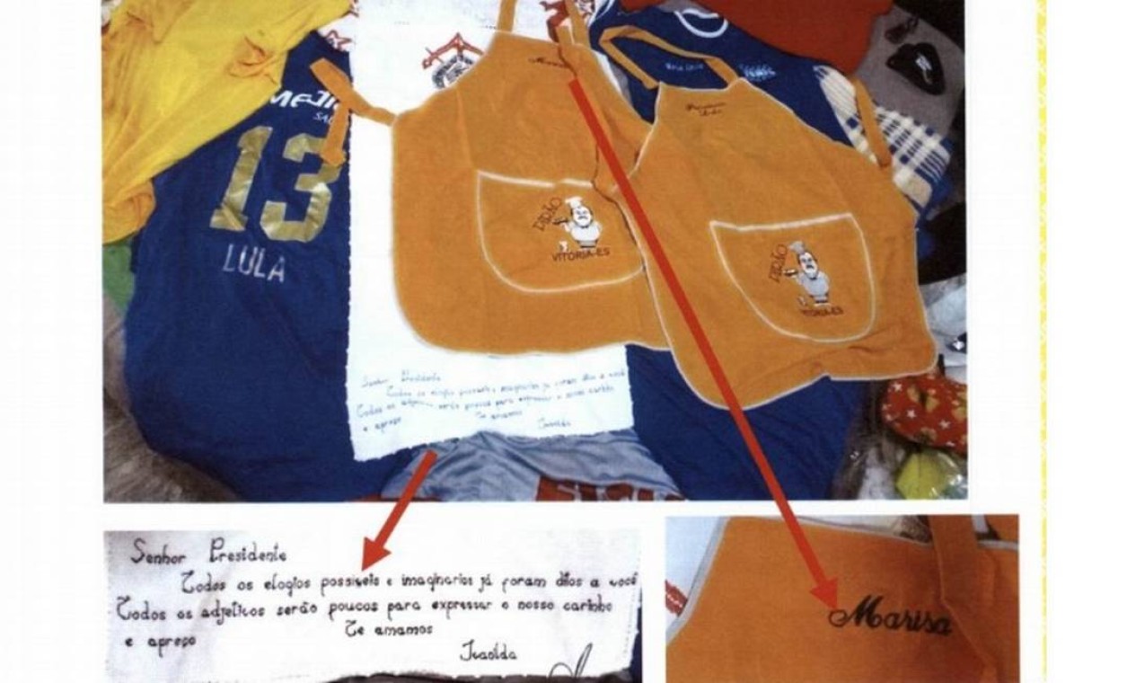 Peças de roupa com inscrições Lula, Marisa e Presidente Foto: Reprodução