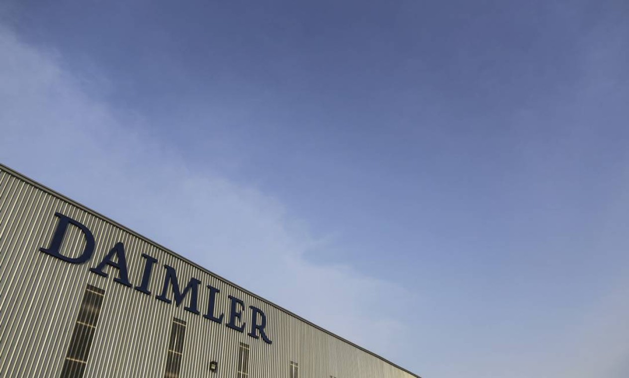 A Daimler Truck congelou suas atividades comerciais na Rússia, incluindo a cooperação com a fabricante de caminhões russa Kamaz Foto: Dhiraj Singh / Bloomberg