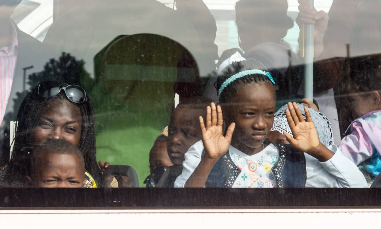 Uma família olha pela janela de um ônibus após ter sido evacuada do aeroporto de Bruxelas Foto: AP