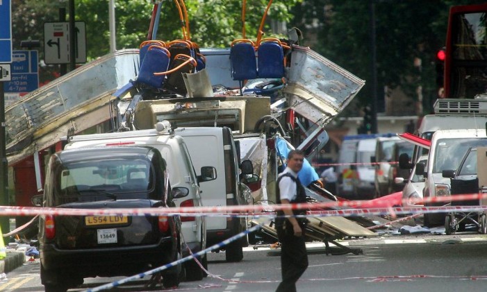 An emergency worker walks near the scene of an explosion near Russell Square in London July 7, 2005. A series of explosions ripped through London's underground system on Thursday morning, killing several people, in what appeared to be co-ordinated attacks to coincide with the start of a G8 summit in Scotland. REUTERS/Mike Finn-Kelcey Foto: Mike Finn-Kelcey / REUTERS