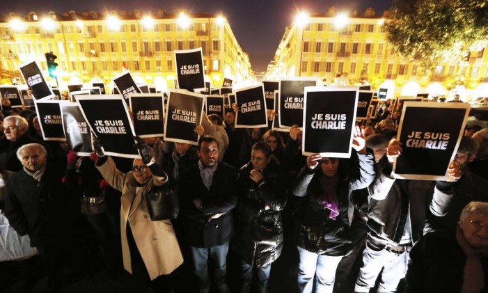 People hold up placards reading "I am Charlie" during a gathering in Nice on January 7, 2015, in support of the victims of today's terrorist attack on French satyrical newspaper Charlie Hebdo. Gunmen killed 12 people in an attack Wednesday in the offices of the French satirical weekly Charlie Hebdo in the most deadly attack in France since the 1954-1962 Algerian war. AFP PHOTO / VALERY HACHE Foto: VALERY HACHE / AFP