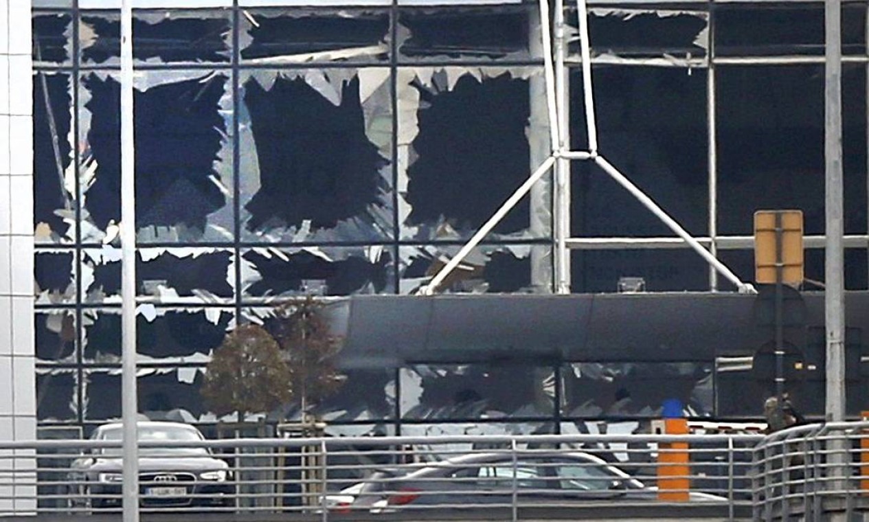 Vidraças do aeroporto Zaventem em Bruxelas foram destruídas em uma das explosões da série de atentados sofridos na capital belga, que atingiu tambem estações do metro, matando ao menos 26 pessoas. o EI reinvindicou a responsabilidade Foto: FRANCOIS LENOIR / REUTERS
