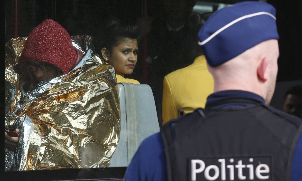 Vítimas são retiradas da área da explosão no aeroporto Zaventem, próximo de Bruxelas Foto: FRANCOIS LENOIR / REUTERS