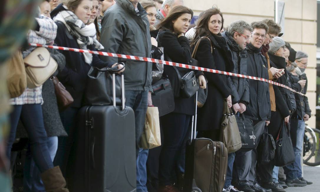 Passageiros na estação central de trem são retidos em cordão de segurança em Bruxelas Foto: CHRISTIAN HARTMANN / REUTERS