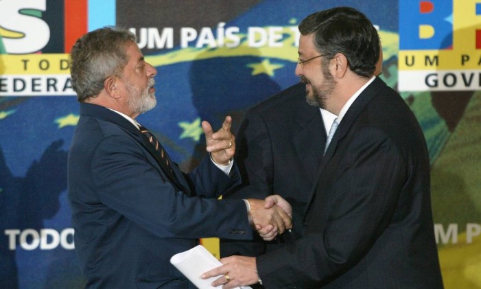 Queda. Presidente Lula se despede de Antonio Palocci durante solenidade de posse do novo ministro da Fazenda, Guido Mantega Foto: Gustavo Miranda 28/03/2006 / Agência O Globp