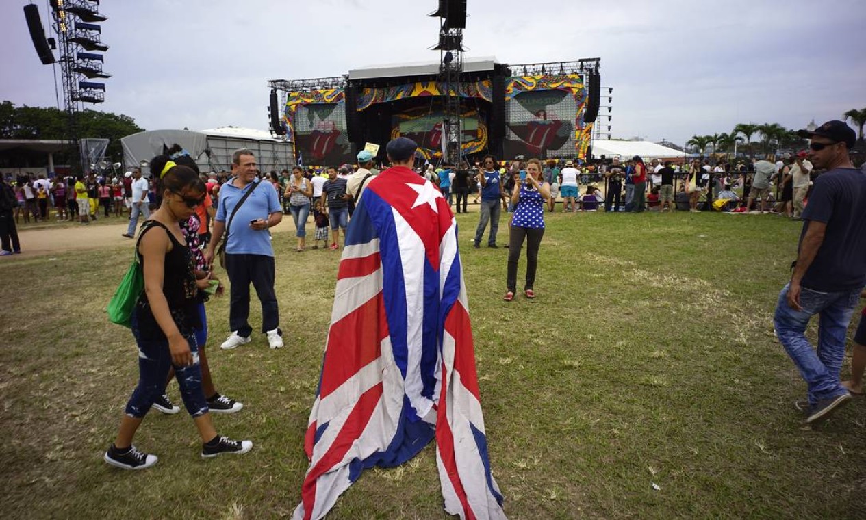 Cuba e Reino Unido unidos nas costas de um fã em Havana Foto: Ramon Espinosa / AP