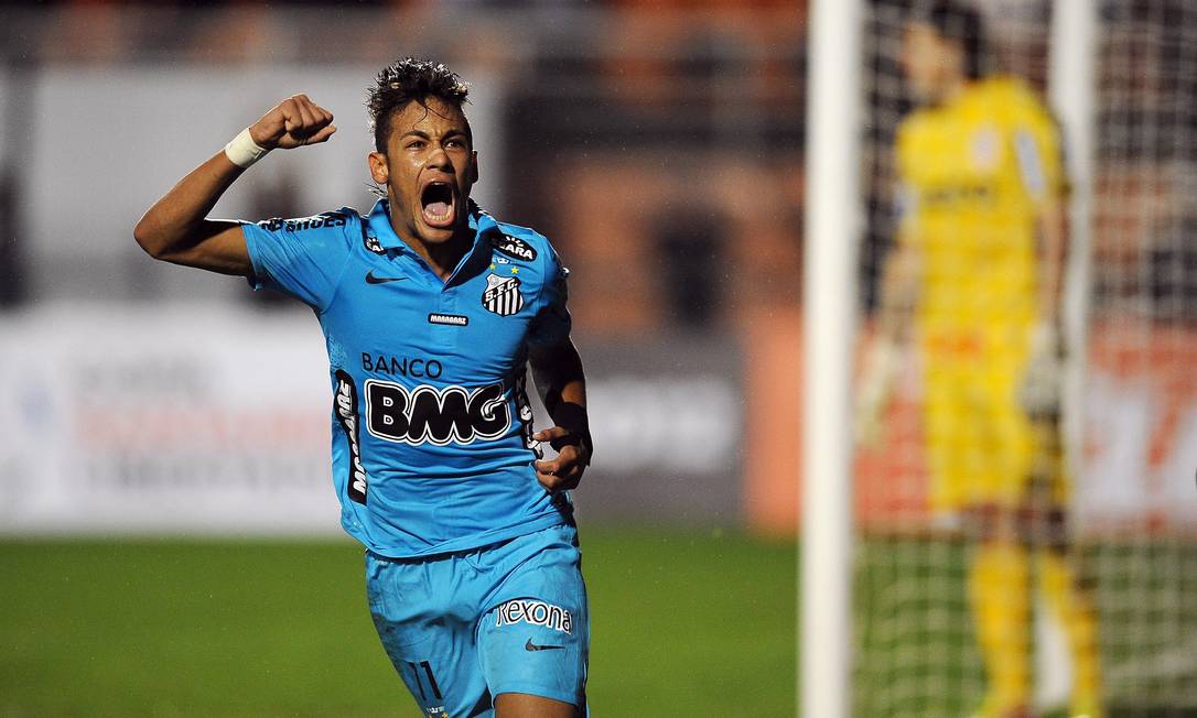 Neymar em ação pelo Santos na Libertadores de 2012: venda do atacante envolveu 'influência' de terceiros Foto: Miguel Schincariol / AFP