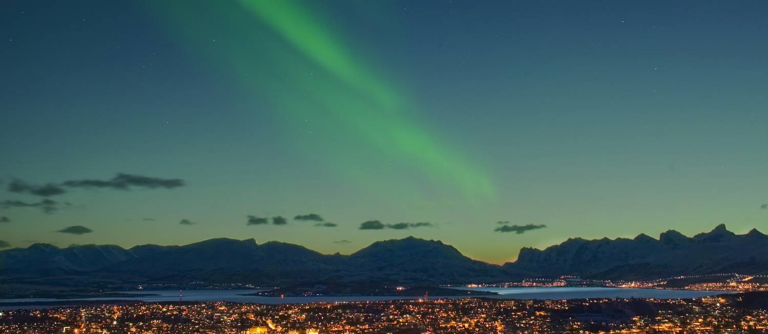 Cores da aurora Boreal sobre a cidade de Tromso, no norte da Noruega Foto: Bård Løken / Visit Norway/Divulgação