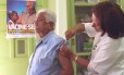 Idoso toma vacina contra gripe em campanha 