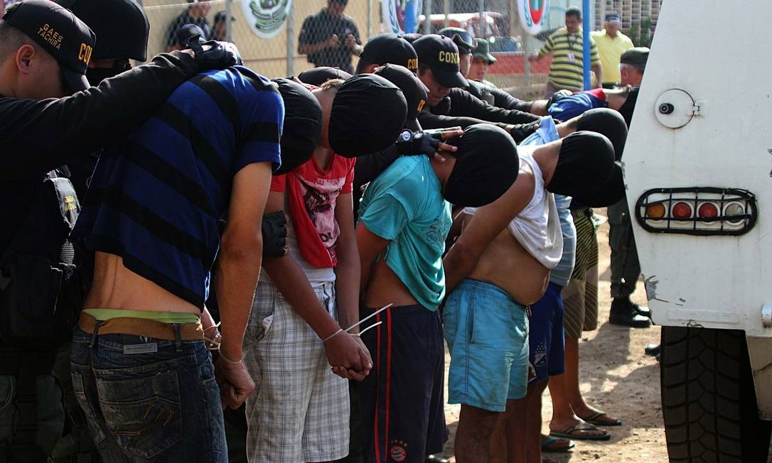 
Policiais venezuelanos detêm colombianos que supostamente pertenceriam a grupos paramilitares em San Antonio, no estado fronteiriço de Táchira
Foto:
George Castellano
/ AFP/23-8-2015