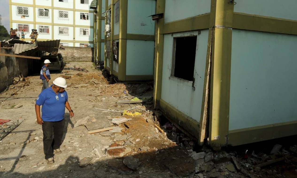 Técnicos da Defesa Civil na área do condomínio em Fazenda Botafogo onde houve explosão Foto: Gabriel de Paiva / O Globo
