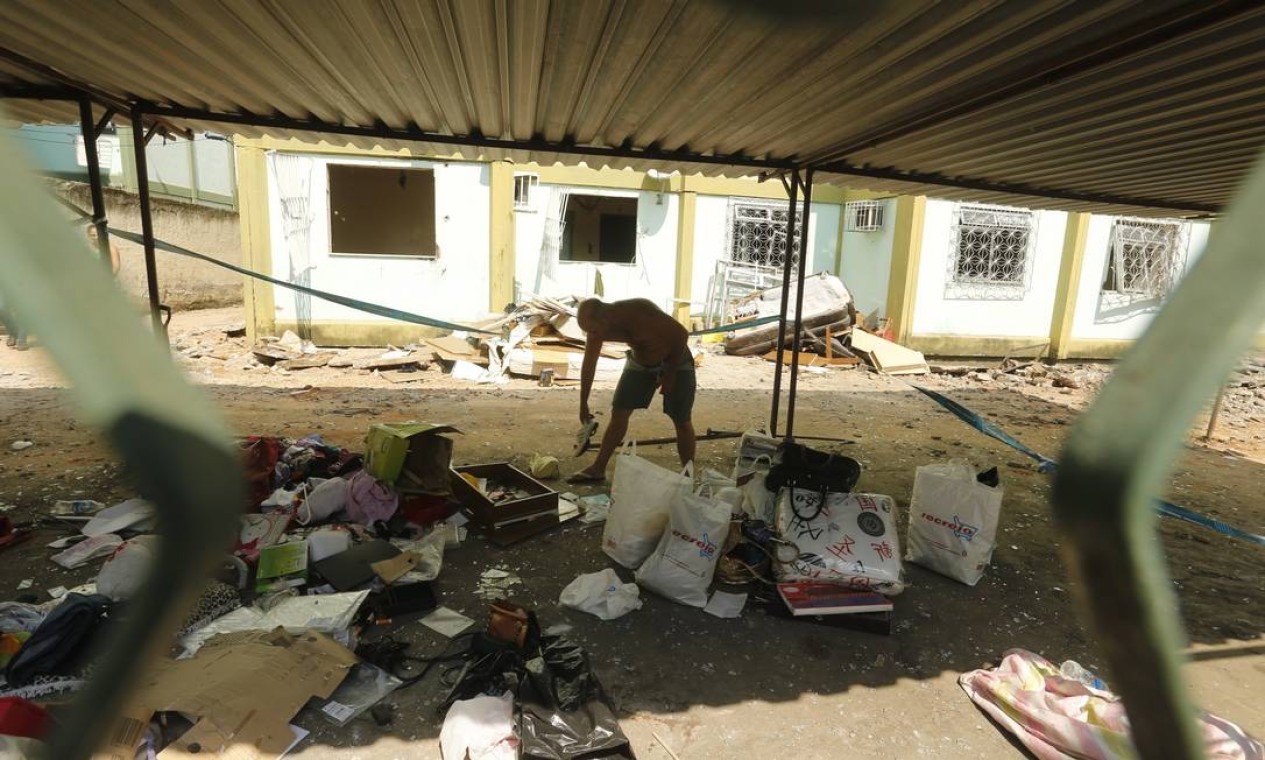 Moradores procuram por pertences após a explosão Foto: Gabriel de Paiva / Agência O Globo