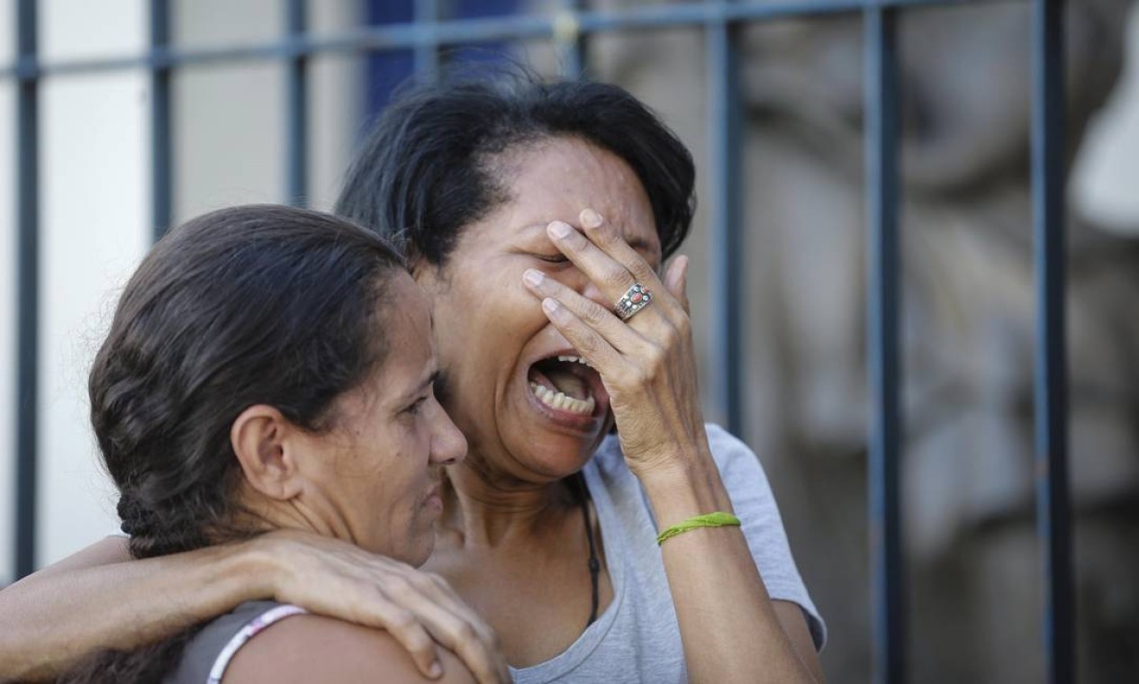 Parentes da menina Karem, que morreu no acidente, se desesperam na porta do IML Foto: Alexandre Cassiano / Agência O Globo