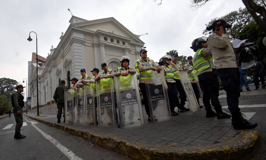 Polícia monta guarda em frente à sede da Assembleia Nacional, em Caracas Foto: JUAN BARRETO / AFP
