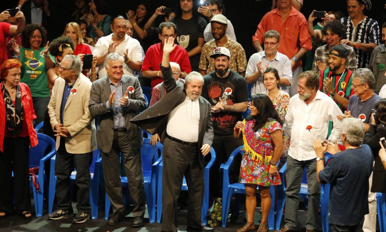 Em abril de 2016, artistas e intelectuais lançaram um manifesto que cita a existência de um golpe contra o governo de Dilma Foto: Domingos Peixoto / Agência O Globo