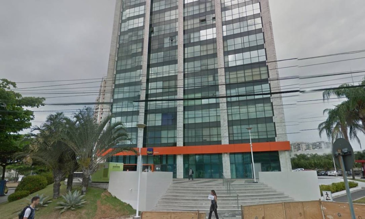 Com uniformes de drogaria, bandidos roubam agência bancária no Rio