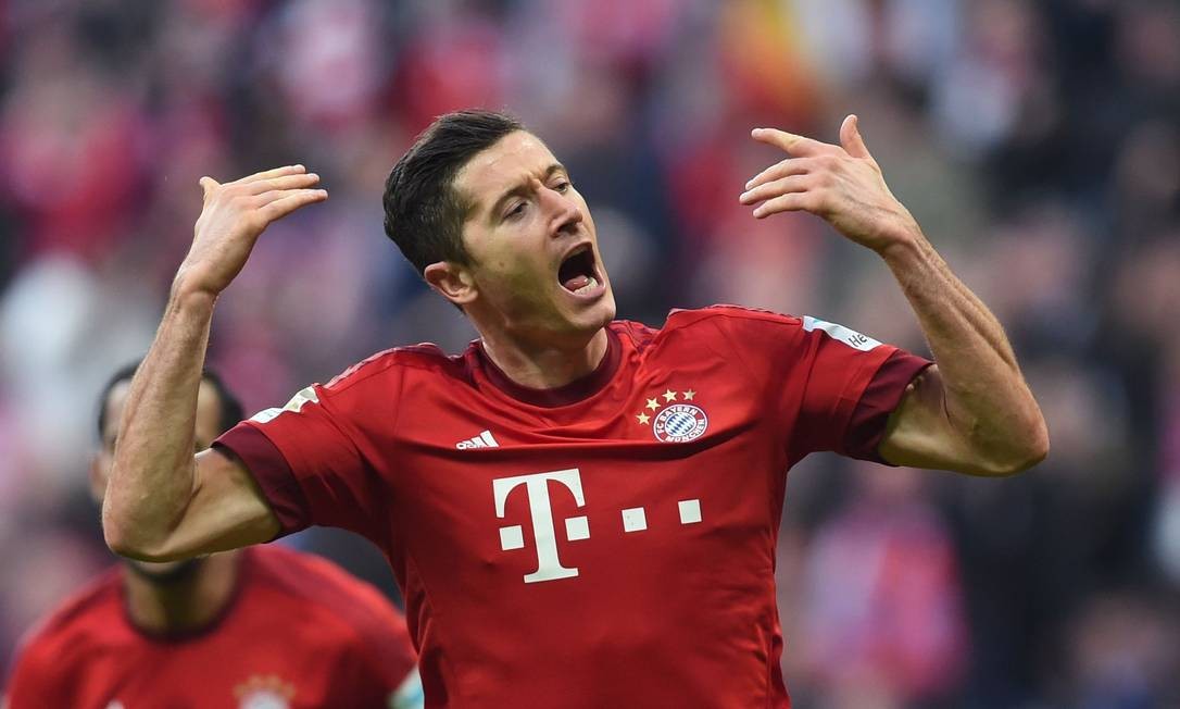 Lewandowski decide, e Bayern fica perto