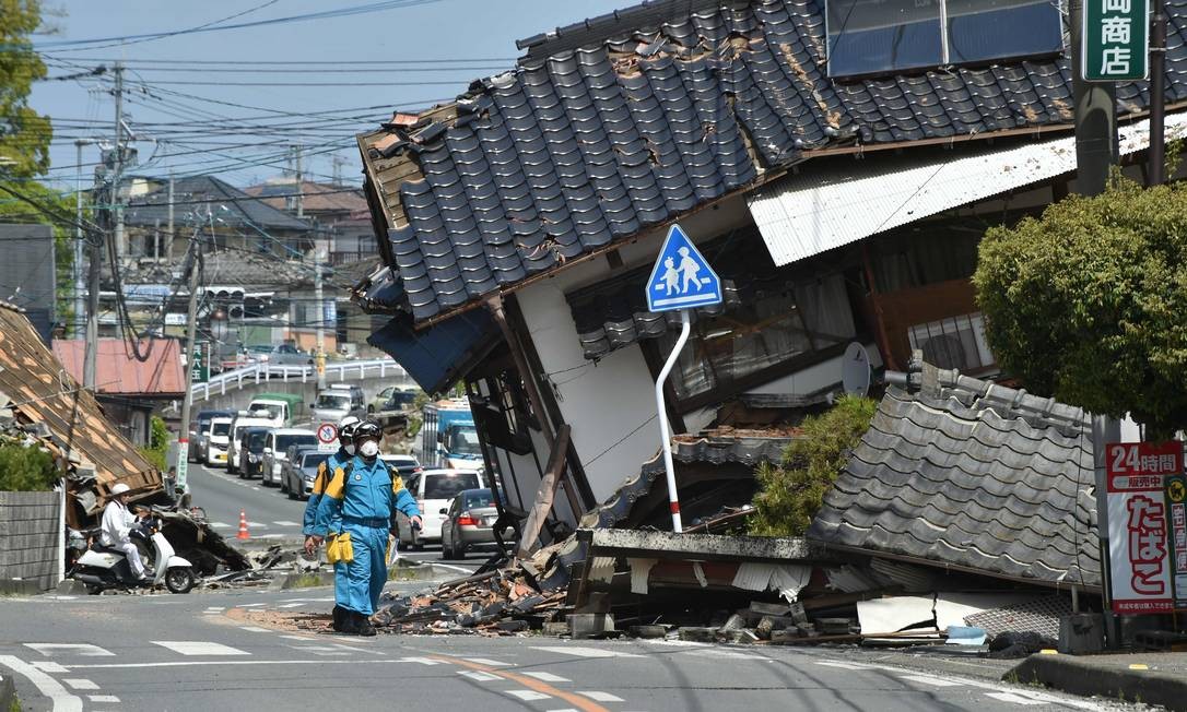 Equipes vasculham destroços de terremotos no Japão neste domingo