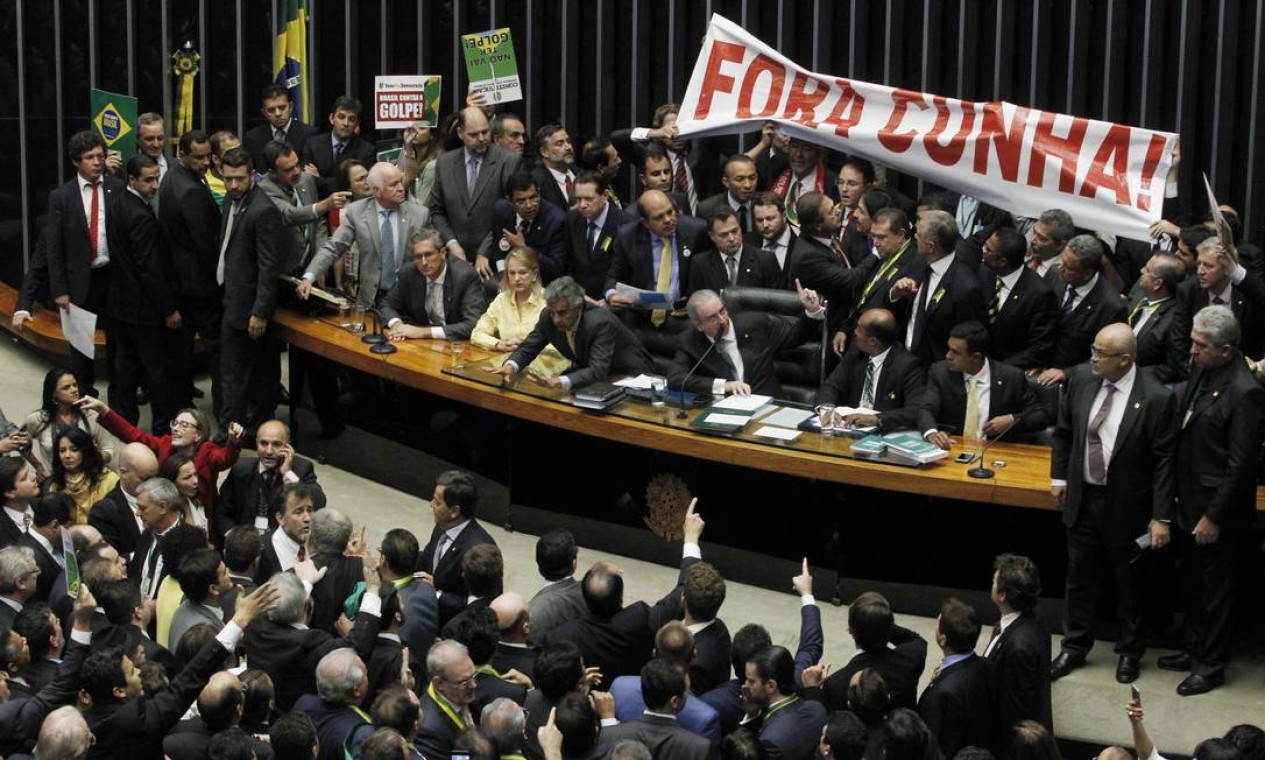 Deputados contrarios ao impeachment estenderam faixa contra o presidente da Câmara, deputado Eduardo Cunha Foto: Givaldo Barbosa / Agência O Globo