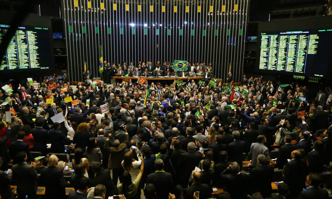 Parlamentares votam a admissão do processo de impeachment na Câmara dos Deputados Foto: Ailton de Freitas / Agência O Globo