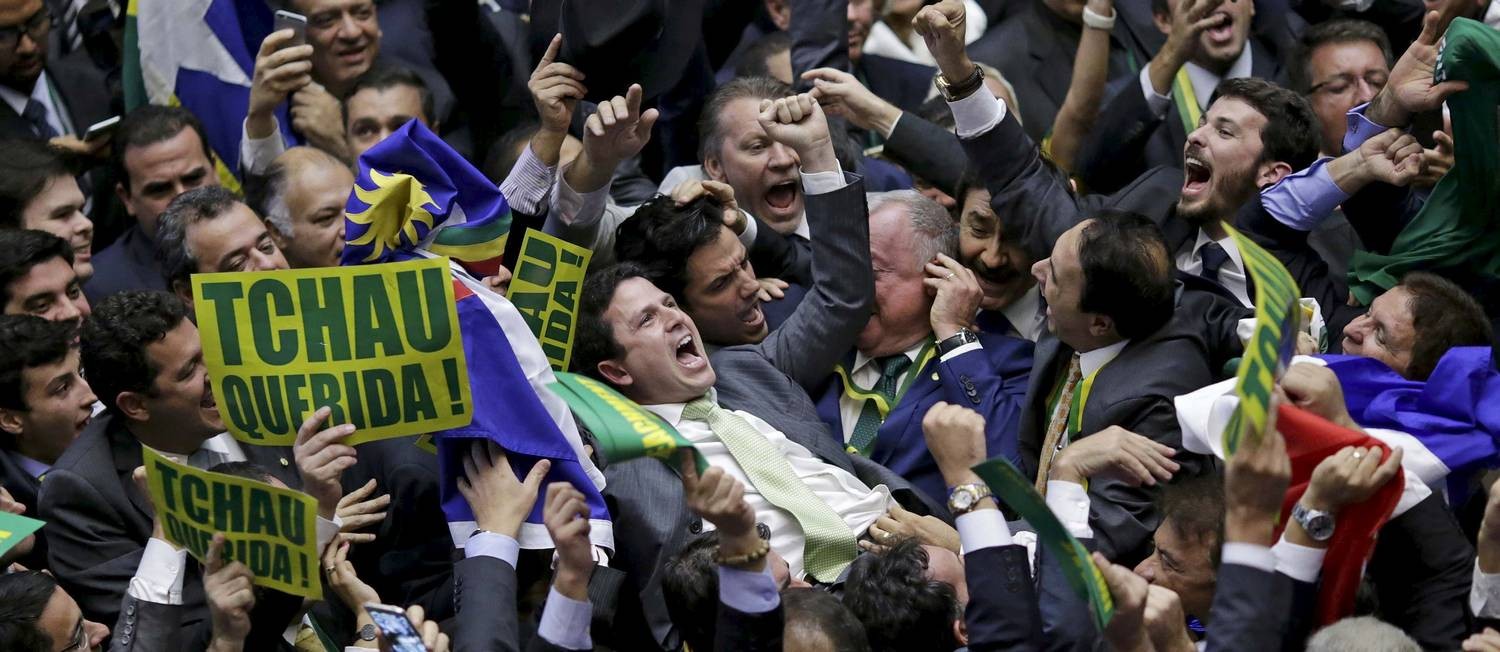 O deputado Bruno Araújo (PSDB-PE), que deu o voto 342, é festejado por colegas da oposição no plenário Foto: UESLEI MARCELINO / REUTERS