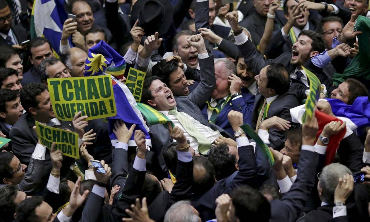 Vibração no plenário da Câmara após a aprovação da abertura do processo de impeachment da presidente Dilma Foto: UESLEI MARCELINO / REUTERS