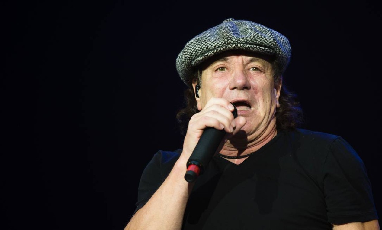 Brian Johnson, vocalista do AC/DC, capota com carro de corrida - Jornal ...