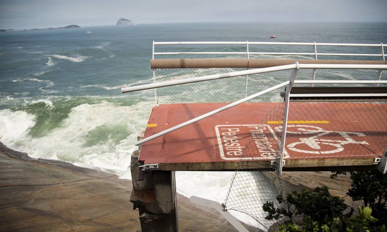 Após o desabamento, ciclovia se transformou em um precipício Foto: Guito Moreto / O Globo