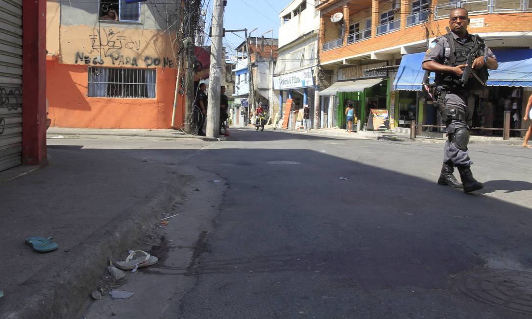 
PM pratulha área em que o mototaxista foi morto, próximo à rua Antonio Austragésimo, na Fazendinha, Complexo do Alemão
Foto:
Fabio Guimaraes
/
Agência O Globo
