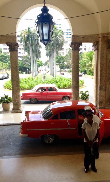 A entrada do Hotel Nacional, em Havana, prédio de 1930 que hospedou dezenas de intelectuais, políticos e mafiosos antes da revolução cubana, em 1959 Foto: Léa Cristina / O GLOBO