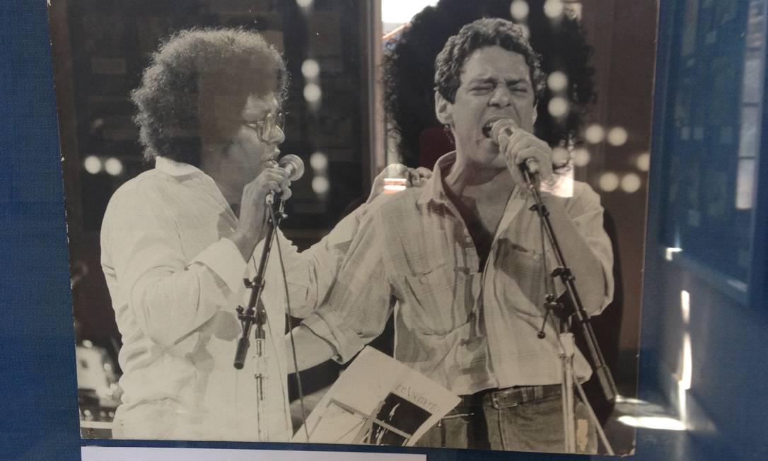 A foto de Pablo Milanés e Chico Buarque está exposta no Museu da Revolução Foto: Léa Cristina / O GLOBO