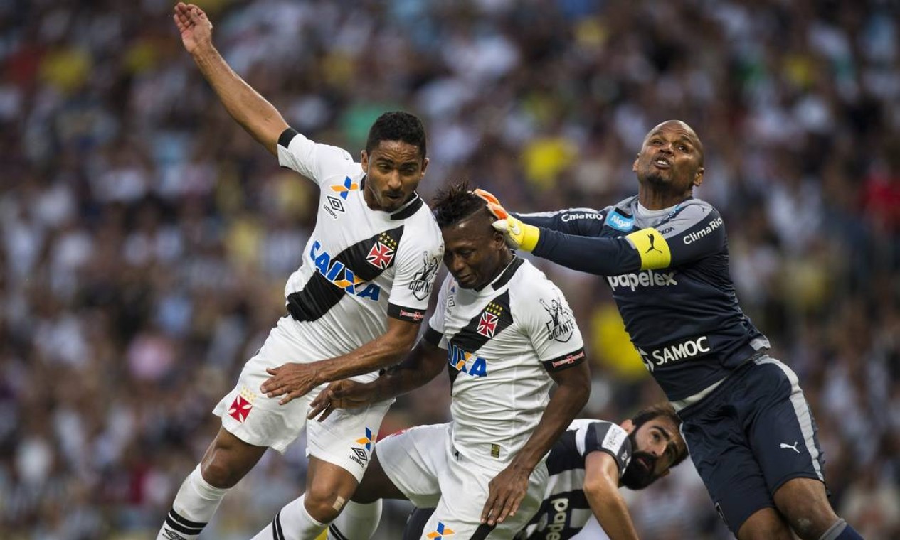 Goleiros De Vasco E Botafogo Vivem Dia De Opostos Na Final Do Carioca