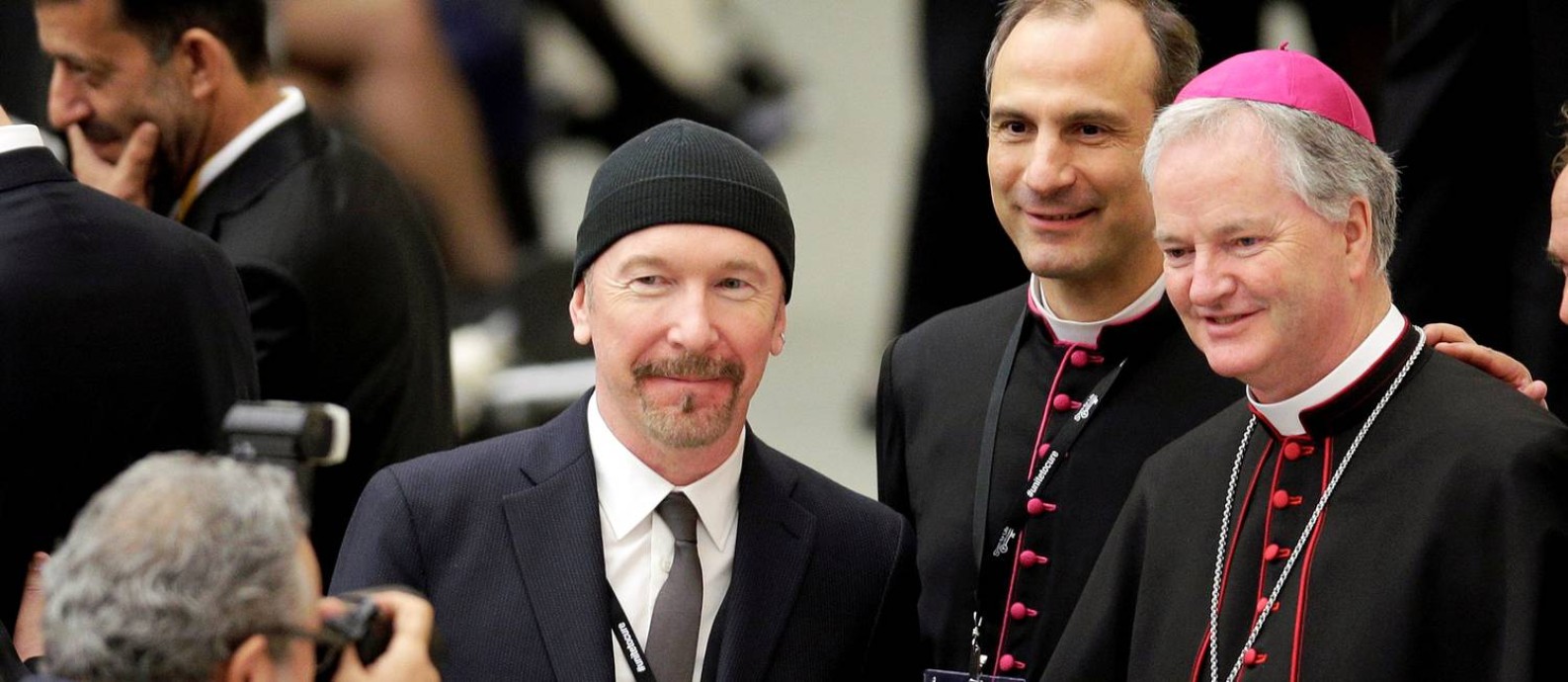 The Edge, guitarrista do U2, ao lado do bispo irlandês Paul Tighe, no Vaticano Foto: MAX ROSSI / REUTERS