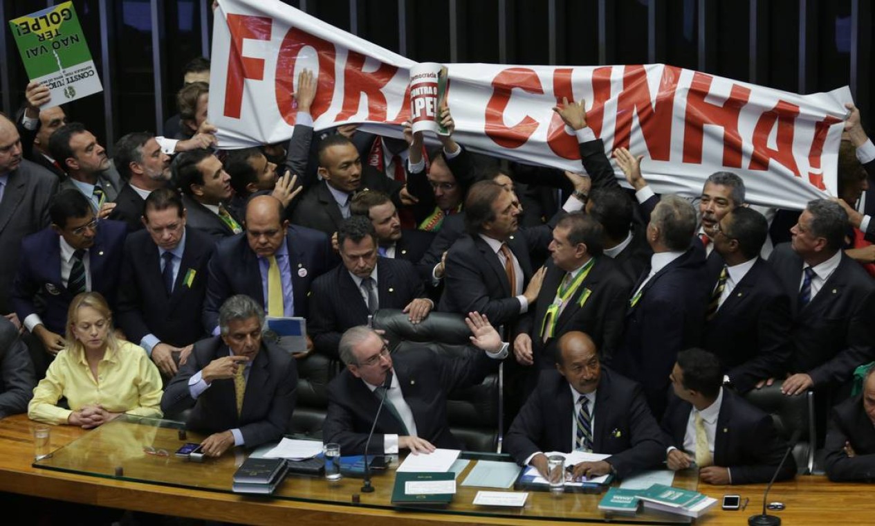 Brasília, em 17 de abril de 2016. Sessão de votação da admissibilidade do impeachment da presidente Dilma Rousseff. Deputados ergueram faixa contra Cunha Foto: Eraldo Peres / AP
