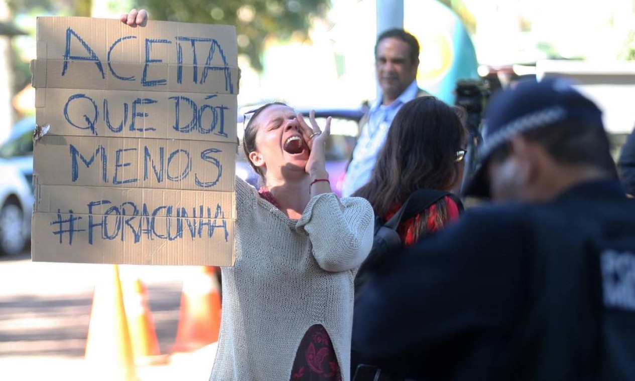 Maya Terra Figueiredo, moradora do condomínio de Eduardo Cunha faz protesto em frente a casa do parlamentar Foto: André Coelho / Agência O Globo