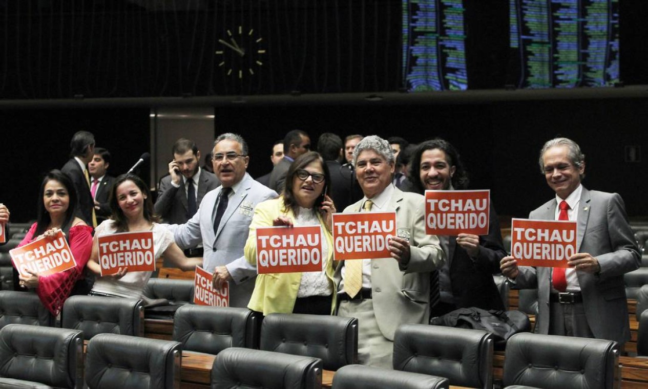 Deputados de oposição posam com placas contra o peemedebista Foto: Jorge William / Agência O Globo