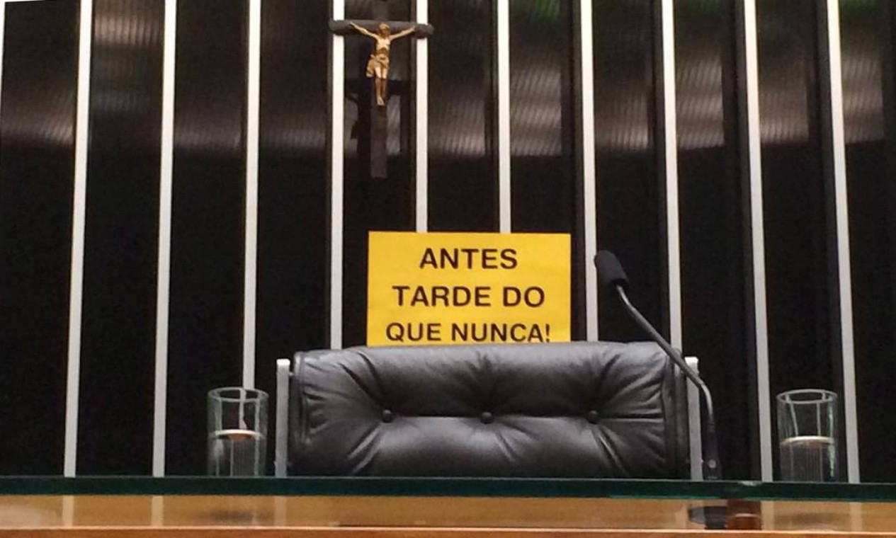 Placa em comemoração ao afastamento de Eduardo Cunha é colocada na cadeira da presidência da Câmara Foto: Maria Lima / Agência O Globo