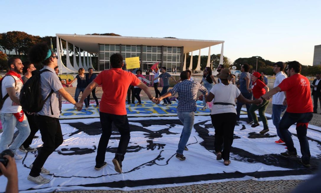 O grupo de cerca de 20 pessoas também dançou em roda em frente ao Supremo Foto: Jorge William / Agência O Globo