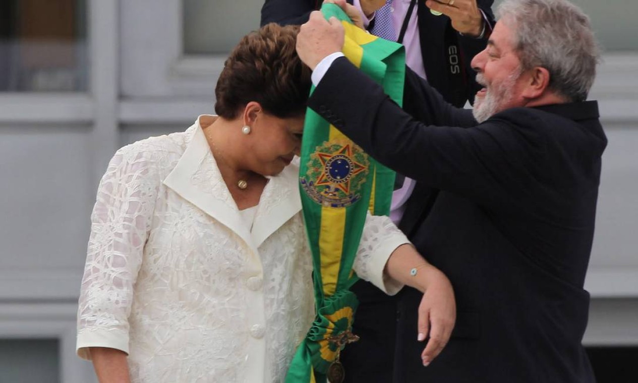 Dilma recebe a faixa presidencial de Lula em 1º de janeiro de 2011, no Distrito Federal Foto: André Coelho / Agência O Globo