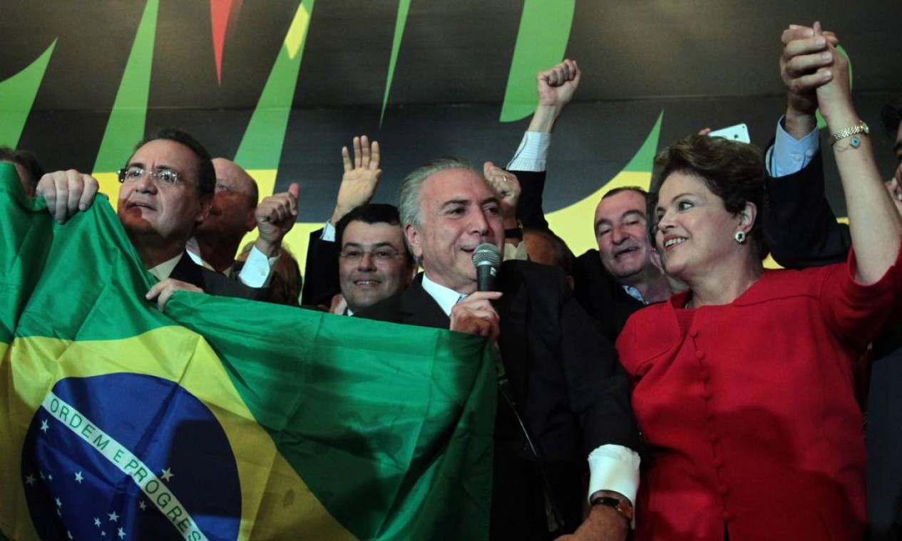 Durante a campanha de 2014, Dilma participou da Convenção Nacional Ordinária do PMDB ao lado de seu vice, Michel Temer. Na foto eles estão de mãos dadas Foto: Givaldo Barbosa / Agência O Globo
