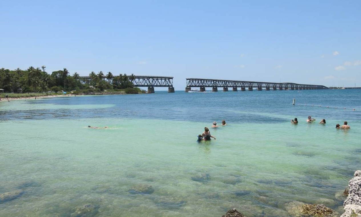 Mais ao norte, em Big Pine Key, a ponte interrompida compõe o cenário da praia de Bahia Honda, que já foi considerada a mais bonita dos Estados Unidos Foto: Carolina Mazzi / O Globo