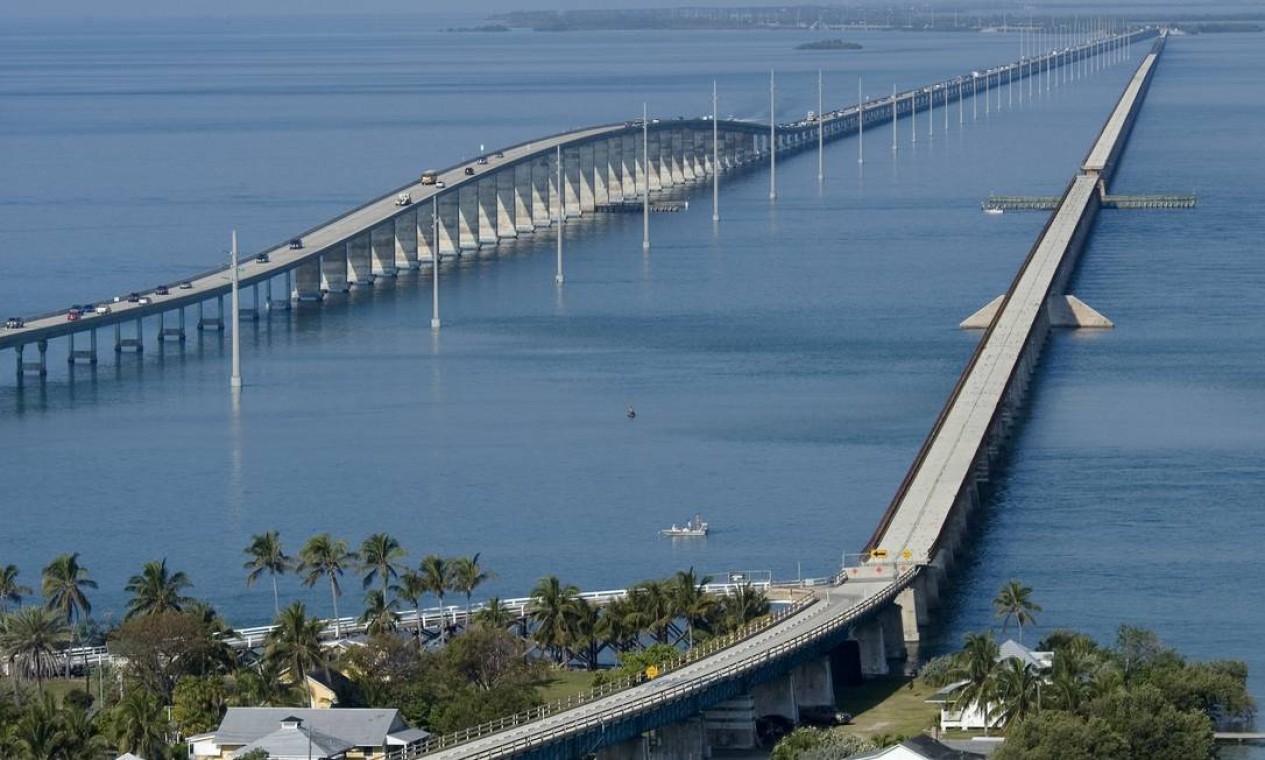 A travessia de 150km pelas Flórida Keys é feita por pontes como essas, na altura de Marathon, que avançam sobre o mar e ligam uma ilha a outra Foto: Andy Newman/Visit Florida / Divulgação