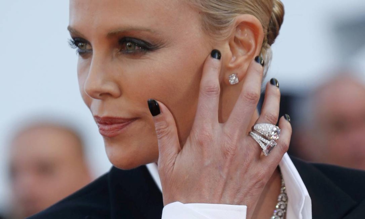 Charlize theron sale engagement ring