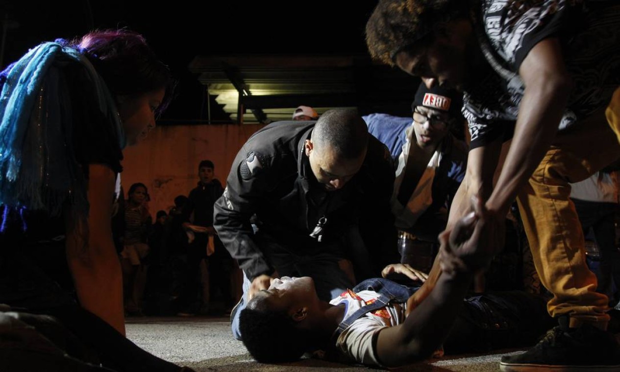 Estudante que passou mal foi socorrido por pessoas que participavam do ato Foto: Pedro Teixeira / Agência O Globo